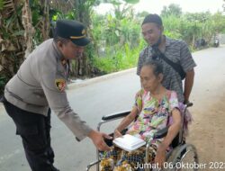 Polsek Labuapi Peduli Kaum Duafa, Salurkan Nasi Kotak ke Warga Terongtawah dan Telagawaru