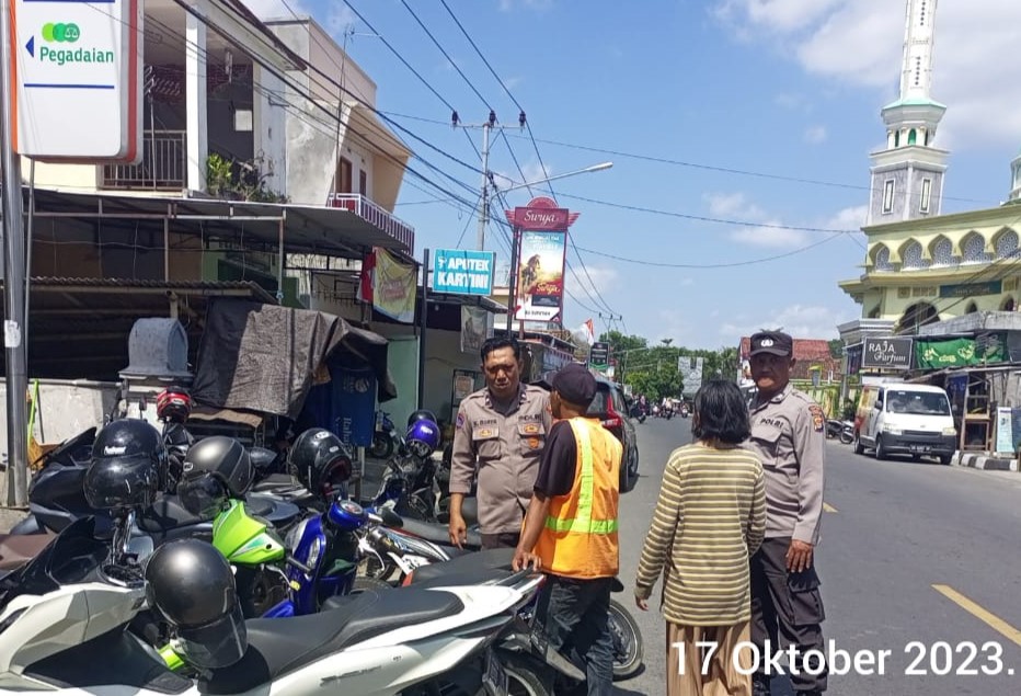 Sat Binmas Polres Lombok Barat Silaturahmi dan Bintek Komunitas Tukang Parkir