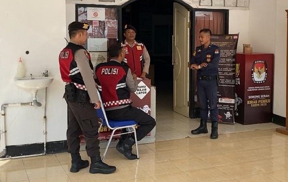 Kepolisian Rutin Patroli Kantor KPU Lobar