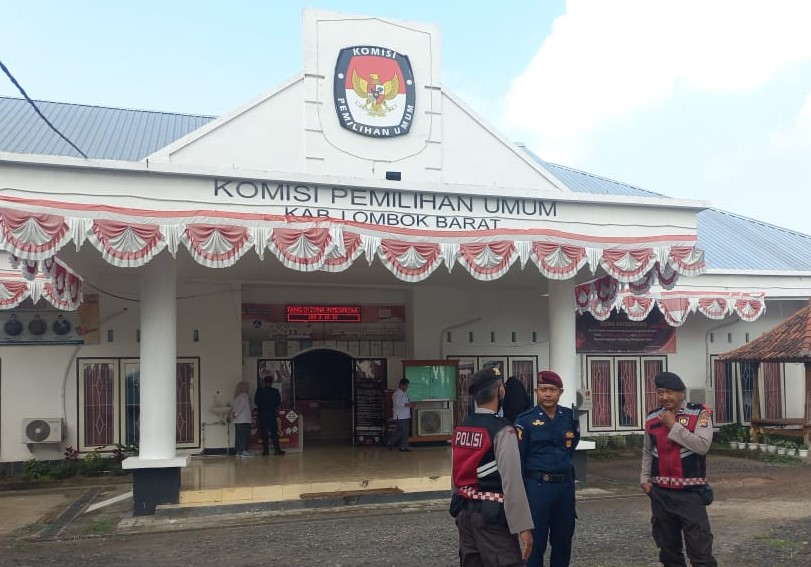 Polisi Patroli di Kantor KPU Lombok Barat Jelang Pemilu 2024