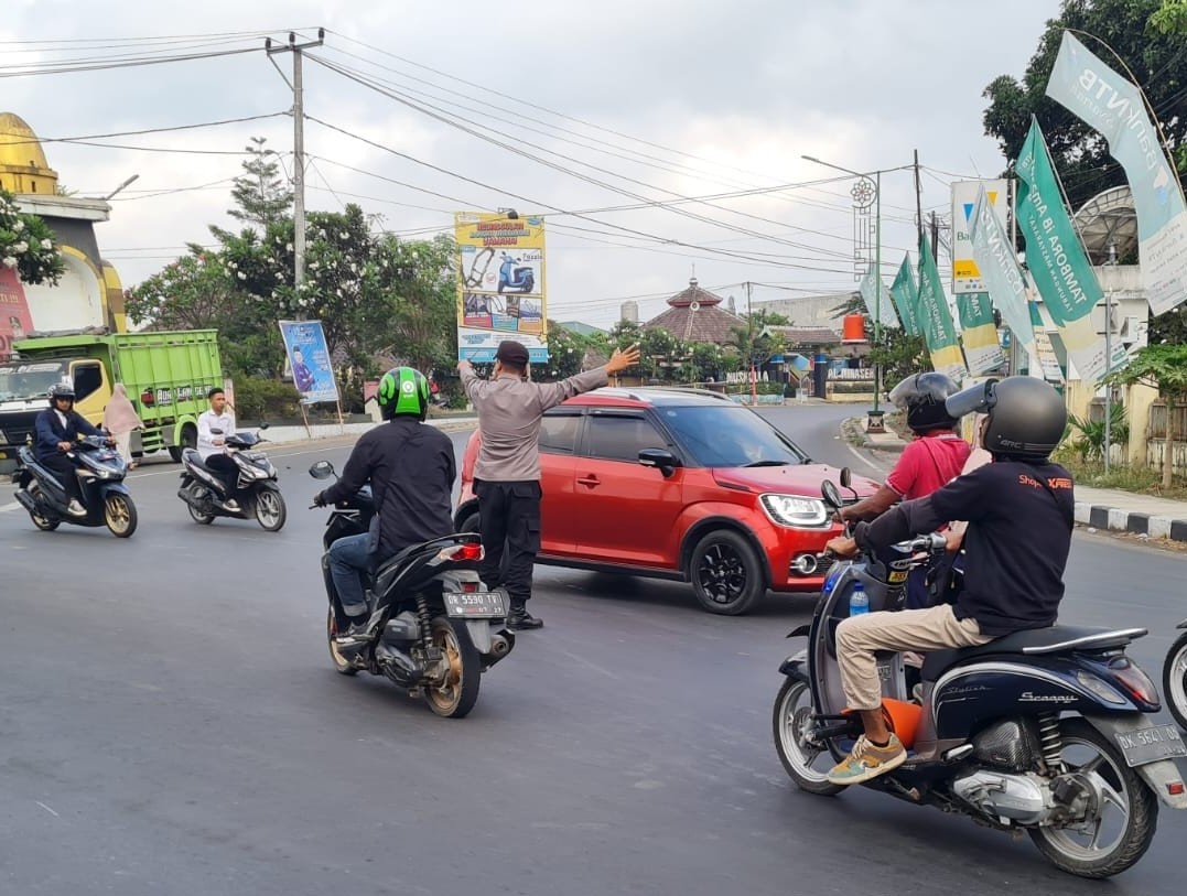 Polsek Kediri Sebar Personel untuk Urai Kemacetan dan Cegah Kecelakaan di Pagi Hari