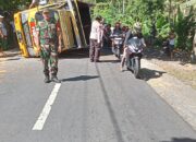 Truk Bermuatan Material Bangunan Terguling di Jalan Raya Pusuk, Bhabinkamtibmas dan Babinsa Turun Tangan