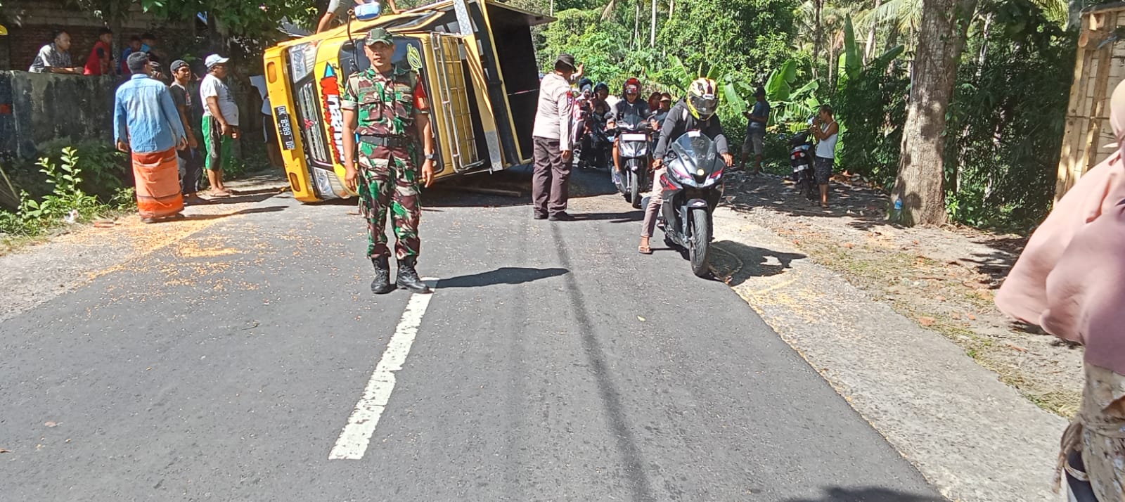 Bhabinkamtibmas dan Babinsa Desa Lembahsari Bersinergi Tangani Kecelakaan Truk Terguling