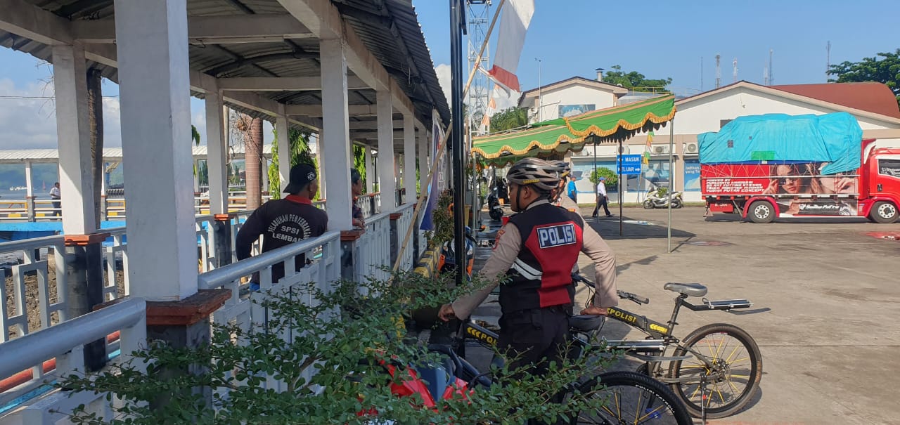 Patroli Bersepeda oleh Polsek Lembar di Pelabuhan ASDP Lembar