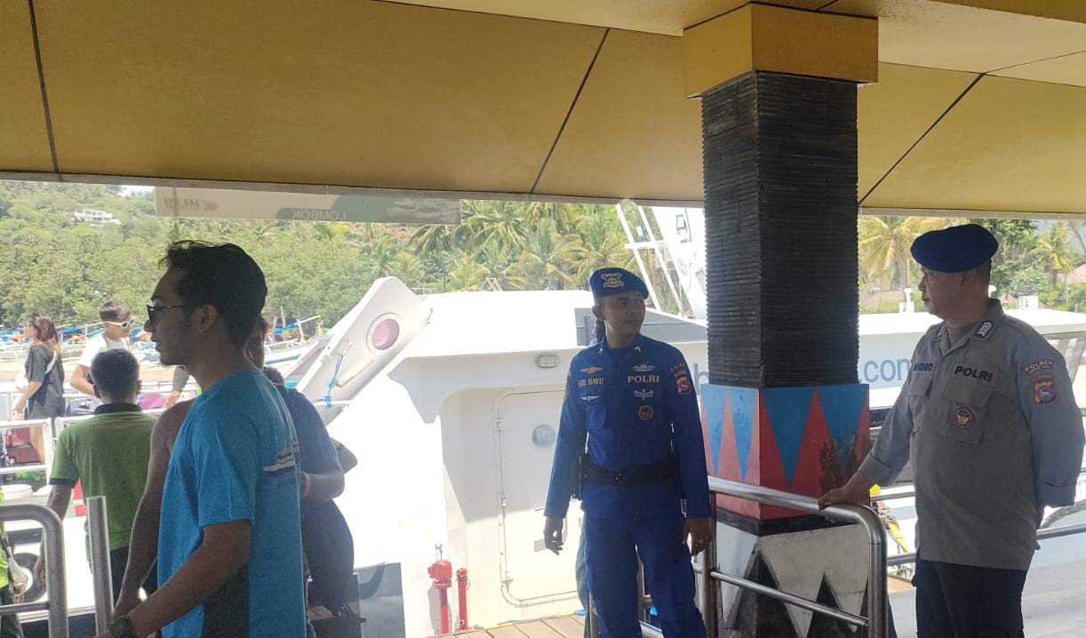 Lombok Barat, NTB – Sat Polair Polres Lombok Barat, Polda Nusa Tenggara Barat (NTB), telah melaksanakan patroli dialogis dan polmas air di sekitar Pelabuhan Penyeberangan Senggigi. Kegiatan ini merupakan bagian dari Operasi Mantap Brata 2023 – 2024 dan dilakukan oleh personel Sat Polairud Polres Lombok Barat, Rabu (13/2/2023). Kasat Polairud, Polres Lombok Barat, Polda NTB, Iptu L. Nursidi mengatakan bahwa dalam kegiatan ini, memberikan himbauan kamtibmas kepada pengguna jasa pelabuhan dan masyarakat setempat. “Himbauan kepada Masyarakat yang sedang melakukan bongkaran kendaraan, penumpang, dan barang di dermaga Pelabuhan Penyeberangan Senggigi,” ungkapnya. Himbauan tersebut mencakup menjaga keamanan dan kebersihan di sekitar pelabuhan, berhati-hati dalam melaksanakan kegiatan di sekitar pelabuhan dan perjalanan laut. Serta menghindari kecelakaan kerja dan kecelakaan laut. Selain itu, personel Sat Polairud Polres Lombok Barat juga memberikan sosialisasi tentang keselamatan perjalanan laut dan edukasi Pemilu 2024. Kepada pengguna jasa pelabuhan, seperti buruh, pedagang asongan, dan masyarakat setempat. “Juga sosialisasi keselamatan perjalanan laut mencakup informasi pentingnya menggunakan alat keselamatan seperti life jacket dan pelampung. Sedangkan edukasi Pemilu 2024 mencakup informasi tentang tahapan Pemilu, hak dan kewajiban pemilih, serta pentingnya menjaga kondusifitas kamtibmas menjelang Pemilu Serentak Tahun 2023 – 2024,” terangnya. Kegiatan patroli dialogis dan polmas air ini merupakan upaya Polres Lombok Barat dalam menjaga keamanan dan ketertiban masyarakat di wilayah hukumnya. “Kami juga mengajak seluruh masyarakat untuk bersama-sama menjaga kamtibmas di wilayah Lombok Barat, terutama menjelang Pemilu Serentak Tahun 2023 – 2024,” ujarnya. Serta mengingatkan agar tidak mudah percaya terhadap isu, hate speech, dan berita bohong/hoax yang dapat memecah belah persatuan NKRI.