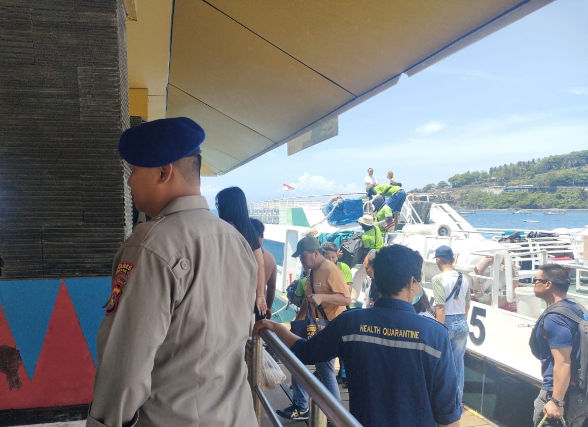 Polisi Patroli Dialogis dan Sosialisasi di Pelabuhan Senggigi dan Pantai Duduk