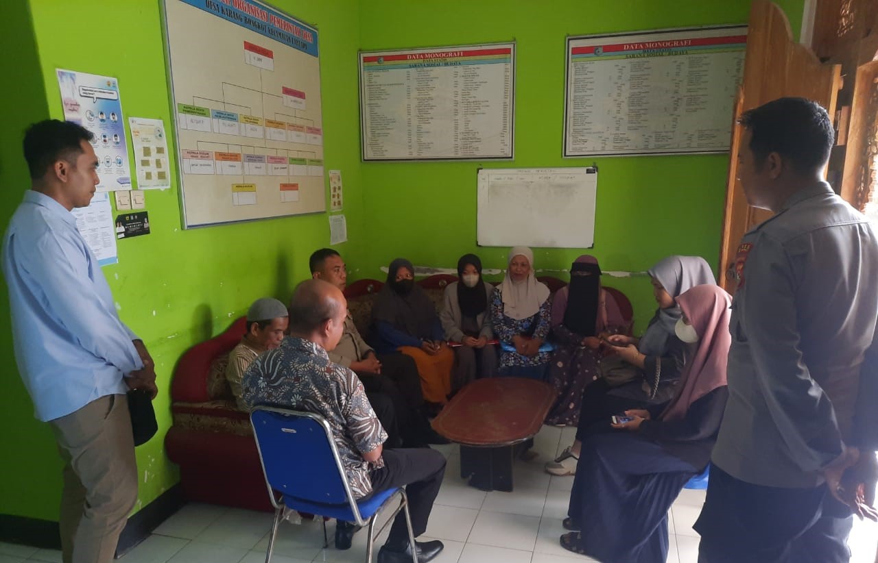 Polsek Labuapi Lakukan Patroli Dialogis di Kantor Desa Karang Bongkot Labuapi, Lombok Barat