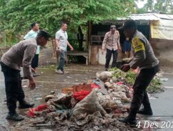Polsek Sekotong-Desa Pelangan Bersihkan Sampah Akibat Hujan, Jalan Raya Kembali Aman