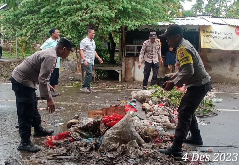 Polsek Sekotong Bersama Masyarakat Desa Pelangan Kompak Bersihkan Sampah Akibat Cuaca Penghujan