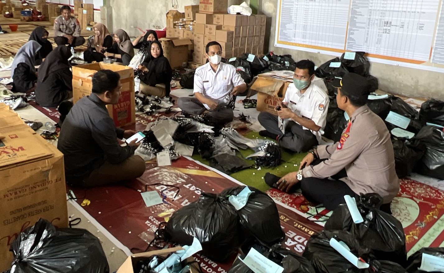 Satgas Preemtif Polres Lombok Barat Edukasi Kamtibmas di Gudang KPU dan Kantor Camat Kediri
