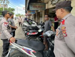 Polisi Sosialisasi Pemilu 2024 ke Komunitas Juru Parkir dan Pedagang Buah di Lombok Barat