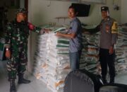 TNI-Polri Kawal Pendistribusian Beras PKH di Desa Dasan Baru