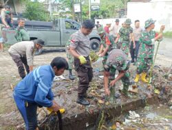 Sinergitas TNI-Polri dan Masyarakat Desa Sandik Bersihkan Saluran Irigasi