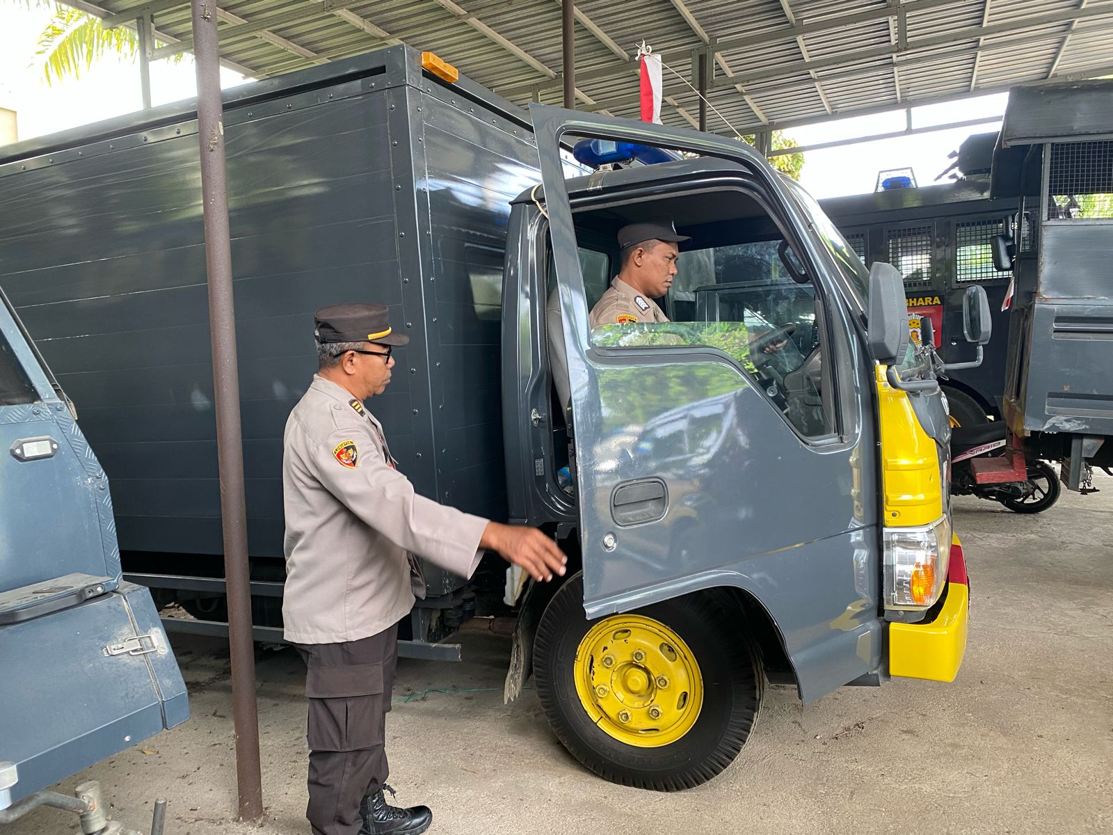 Cek Kendaraan Personel Dalmas, Dukungan Operasi Satgas Banops OMB Polres Lombok Barat