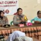 Kapolres Lombok Barat, AKBP Bagus Nyoman Gede Junaedi, SH, S.I.K, M.A.P., menggelar program Jumat Curhat di Aula Kantor Desa Rumak