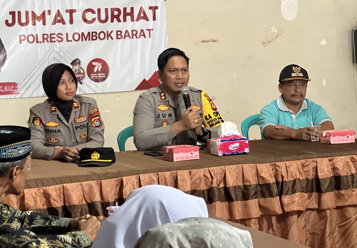 Kapolres Lombok Barat, AKBP Bagus Nyoman Gede Junaedi, SH, S.I.K, M.A.P., menggelar program Jumat Curhat di Aula Kantor Desa Rumak