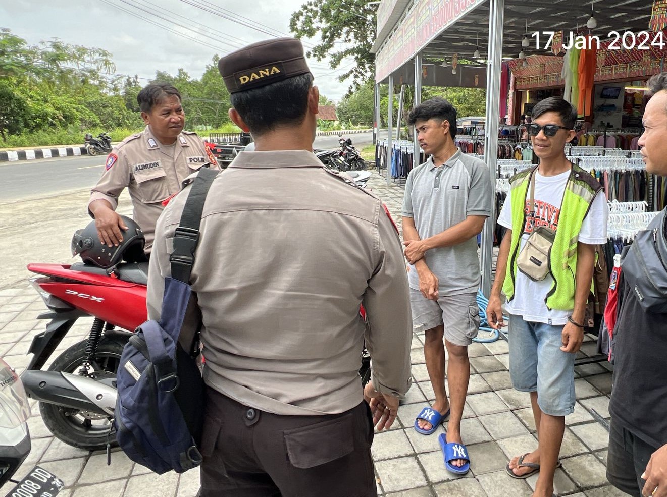 Satgas Preemtif Polres Lombok Barat Sosialisasikan Tahapan Pemilu 2024 kepada Tukang Parkir