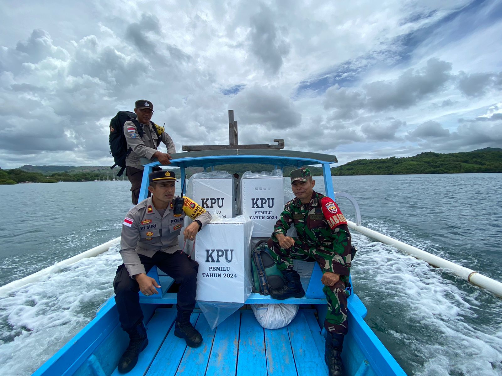 Hari Pertama Pendistribusian Logistik Pemilu 2024 di Lombok Barat Berjalan Lancar