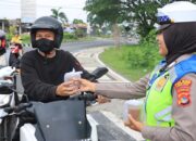 Polres Lombok Barat Berbagi Takjil di Bulan Ramadhan, Sekaligus Ingatkan Kamseltibcar Lantas