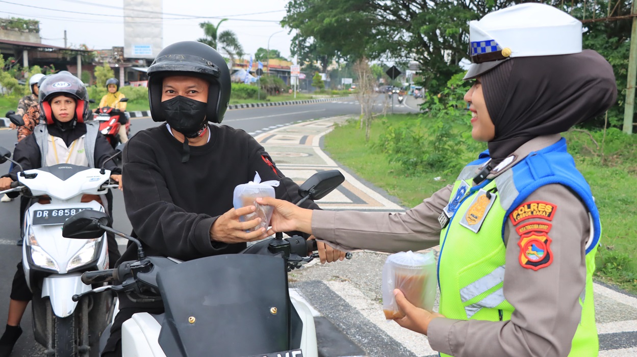 Kepolisian Lombok Barat Berbagi Takjil