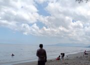 Pantai Kuranji Dipadati Pengunjung, Polisi Siaga Jaga Keamanan