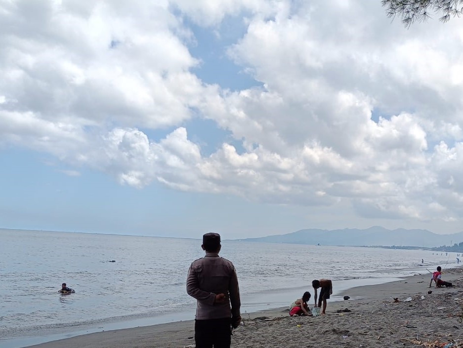 Pantai Kuranji Bangsal Dibanjiri Pengunjung, Polsek Labuapi Siaga Ciptakan Situasi Aman dan Nyaman