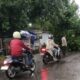 Pohon Tumbang Tutup Jalan Raya Gunung Pengsong, Sigap Personel Polsek Labuapi Evakuasi!