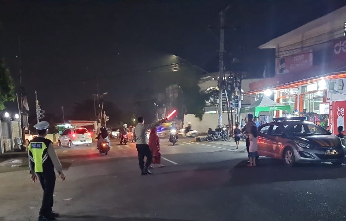 Polsek Kediri Amankan dan Atur Lalu Lintas Sholat Isya dan Tarawih di Masjid Jami' Baiturrahman