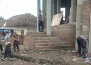 Polsek Lembar Gelar Bakti Religi, Bersihkan Masjid dan Berikan Sembako