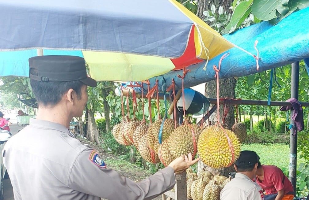 Sat Binmas Polres Lombok Barat Gelar Binluh dan Sosialisasi Kamtibmas di Lapak Buah Simpang Lima Gerung