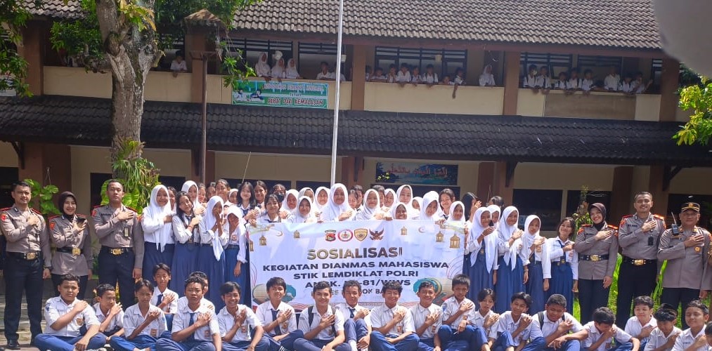 Sosialisasi Dianmas Mahasiswa STIK Lemdiklat Polri Angkatan 81 di SMPN 1 Gerung