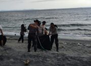 Polsek Batulayar Bikin Heboh, Bersih-bersih Pantai Sekalian Berbagi Kebahagiaan