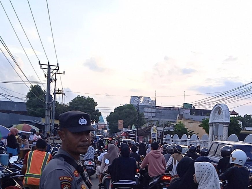 Ngabuburit di Gerung Ramai Lancar, Polisi Sigap Amankan Arus Lalu Lintas