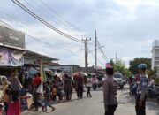 Pasar Sore Paok Kambut Diserbu Pengunjung, Petugas Polsek Labuapi Sigap Amankan Arus Lalu Lintas