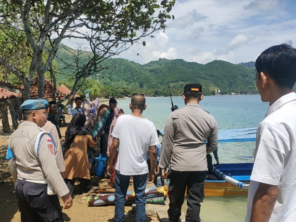 Patroli Rutin Polsek Sekotong Ciptakan Situasi Kamtibmas Kondusif di Obyek Wisata Pantai Kemos