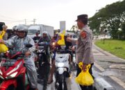 Berbagi Kebaikan di Bulan Ramadhan, Polres Lombok Barat Bagikan Takjil Gratis