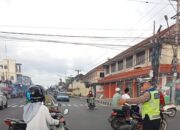 Simpang 4 Kediri Lancar, Petugas “Rawan Sore” Sigap Atur Lalu Lintas dan Bantu Pengendara