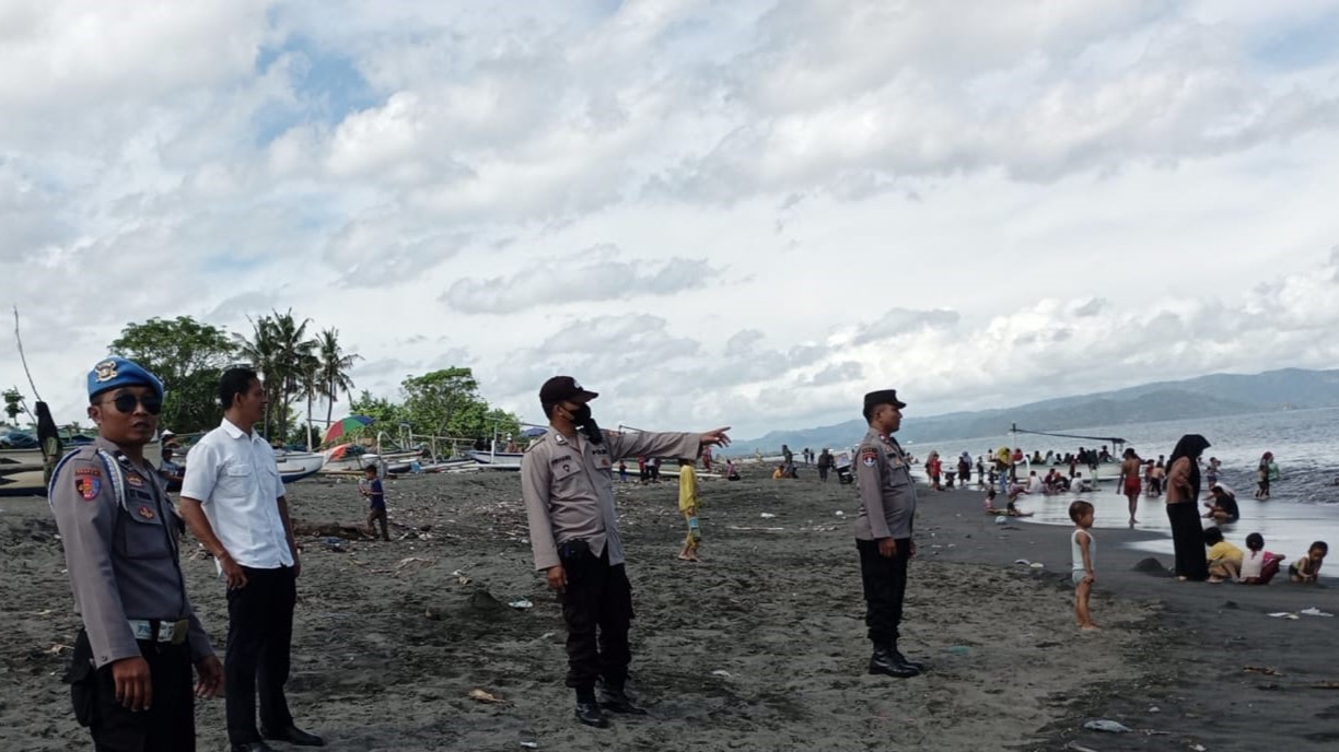 Polsek Labuapi Gelar Patroli dan Monitoring Keamanan Pantai Uringin Saat Lebaran Topat