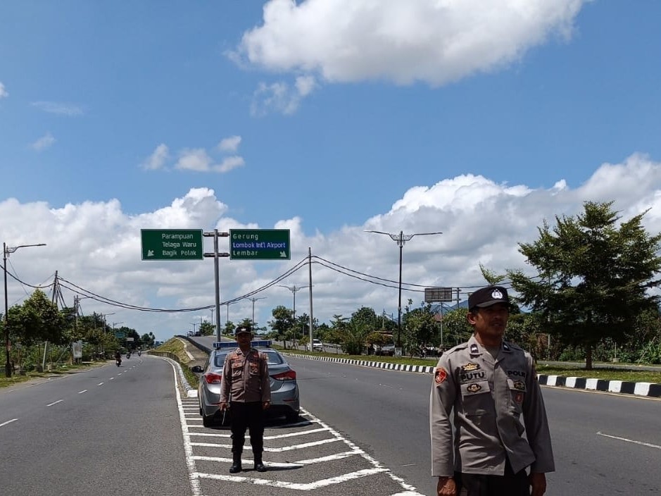 Polsek Labuapi Ingatkan Penggunaan Jalur Lambat dan Cepat di Jalur By Pass Bill II