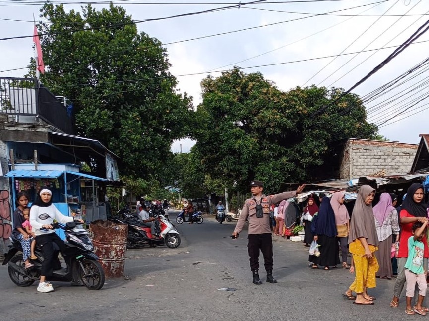 Polsek Labuapi Jaga Kelancaran dan Keamanan Pasar Sore Tradisional Paok Kambut