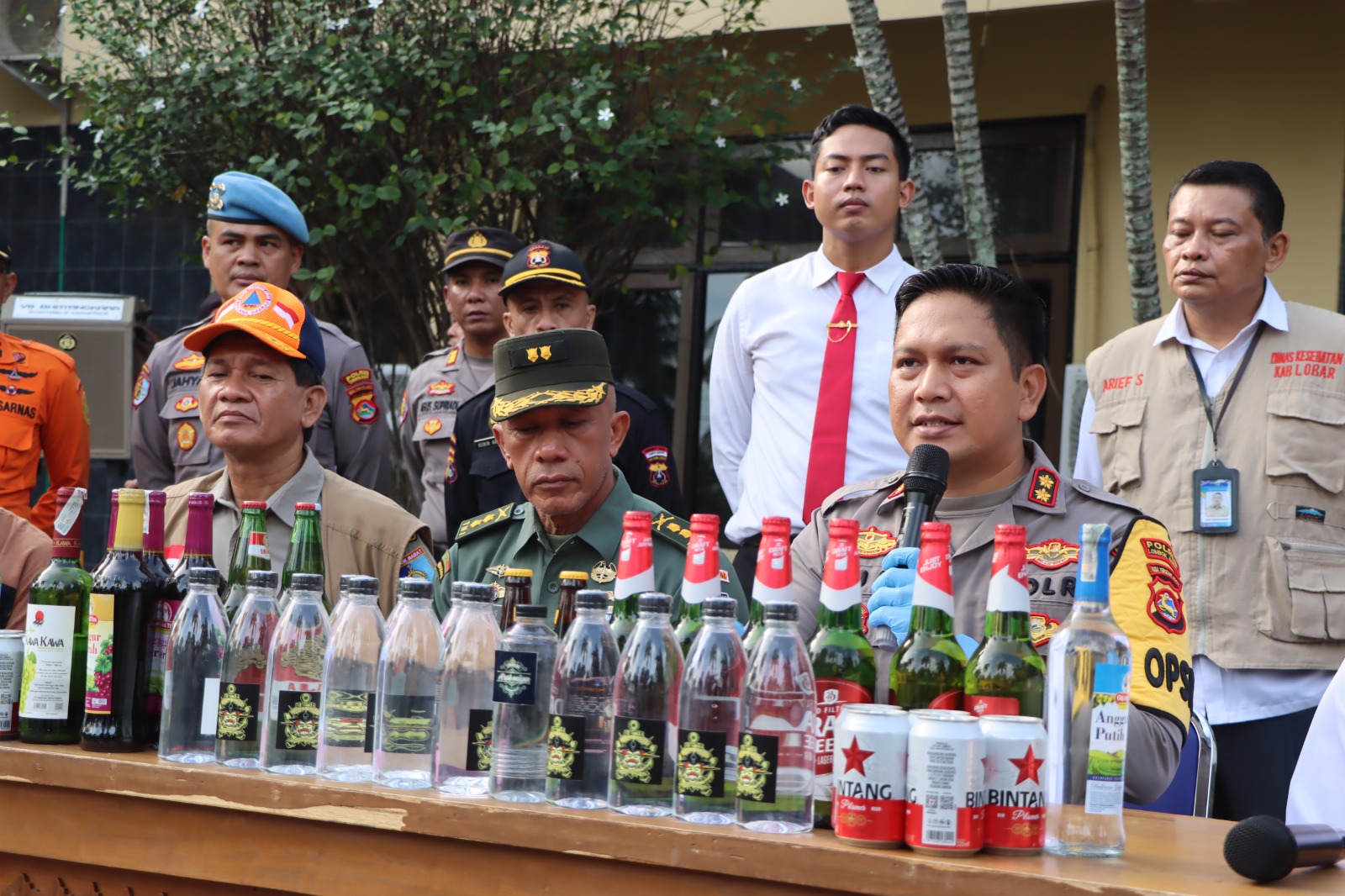 Ramadhan Aman! Polres Lombok Barat Berangus Ratusan Botol Miras