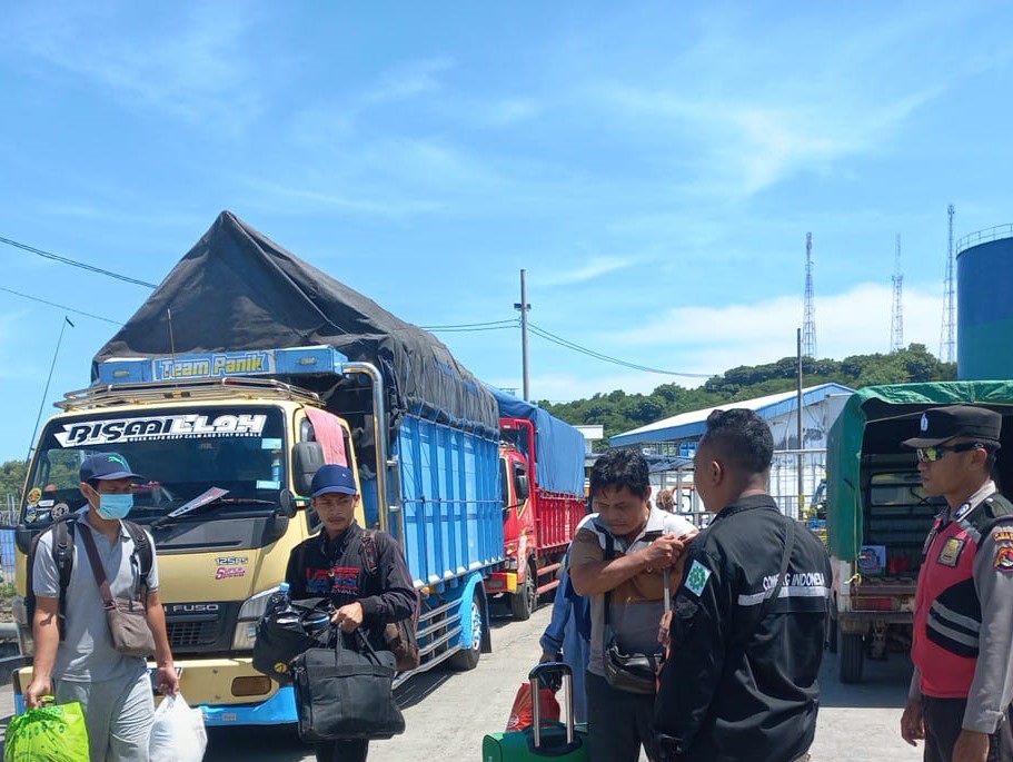 Lombok Barat, NTB – Sabtu, 6 April 2024 – Dalam rangka Operasi Ketupat Rinjani 2024, petugas gabungan dari Polres Lombok Barat, TNI, dan Dishub menggelar pemeriksaan ketat di Dermaga Nusantara PT Pelindo III Cabang Lembar. Pemeriksaan ini dilakukan untuk mengantisipasi masuknya barang ilegal, senjata tajam, bahan peledak, narkoba, dan barang berbahaya lainnya ke wilayah NTB. Ipda Imran, Kepala Pos Pelayanan Pelabuhan Lembar Operasi Ketupat Rinjani 2024, Polres Lombok Barat, mengatakan bahwa pemeriksaan dilakukan terhadap kendaraan dan penumpang yang turun dari KM. DLN OASIS. Petugas memeriksa surat-surat kendaraan (SIM dan STNK) serta barang bawaan penumpang. “Dari hasil pemeriksaan, semua kendaraan yang turun dari kapal dilengkapi dengan surat-surat kendaraan yang sah,” kata Ipda Imran. “Sementara untuk barang bawaan, petugas tidak menemukan barang ilegal, senjata tajam, bahan peledak, narkoba, maupun barang berbahaya lainnya,” imbuhnya. Ipda Imran menjelaskan bahwa pemeriksaan ini dilakukan untuk menciptakan situasi yang aman dan kondusif selama arus mudik dan balik Lebaran 2024. “Kami ingin memastikan bahwa tidak ada barang-barang berbahaya yang masuk ke wilayah NTB,” tegasnya. Selain pemeriksaan di Dermaga Nusantara Lembar, petugas gabungan juga melakukan patroli di sepanjang jalur mudik dan balik di wilayah Lombok Barat. “Kami menghimbau kepada masyarakat untuk selalu waspada dan berhati-hati selama perjalanan mudik dan balik Lebaran,” pungkas Ipda Imran.