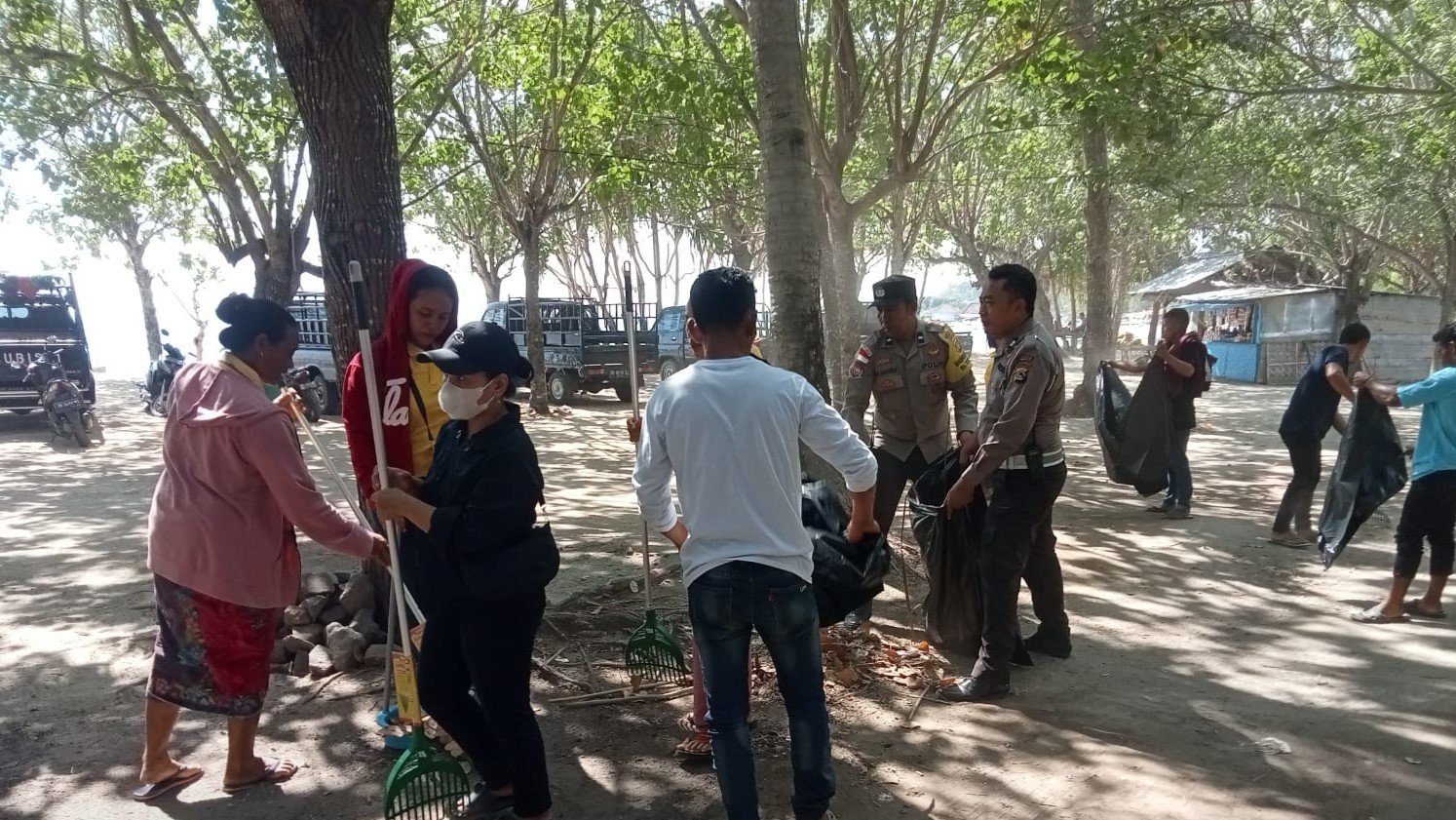 Permabudhi NTB Gelar Aksi Bersih Pantai Elak-Elak Sambut Waisak 2568