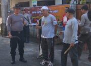 Polsek Batulayar Gelar “Batulayar Bersih Bersinergi”, Bersihkan Jalan dan Berbagi Sembako