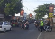 Cegah Macet, Polsek Batulayar Atur Lalu Lintas Senggigi Pagi Ini