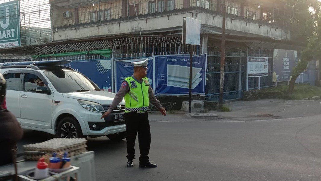 Polsek Batulayar Jaga Kelancaran Lalu Lintas di Senggigi saat Giat Rawan Pagi