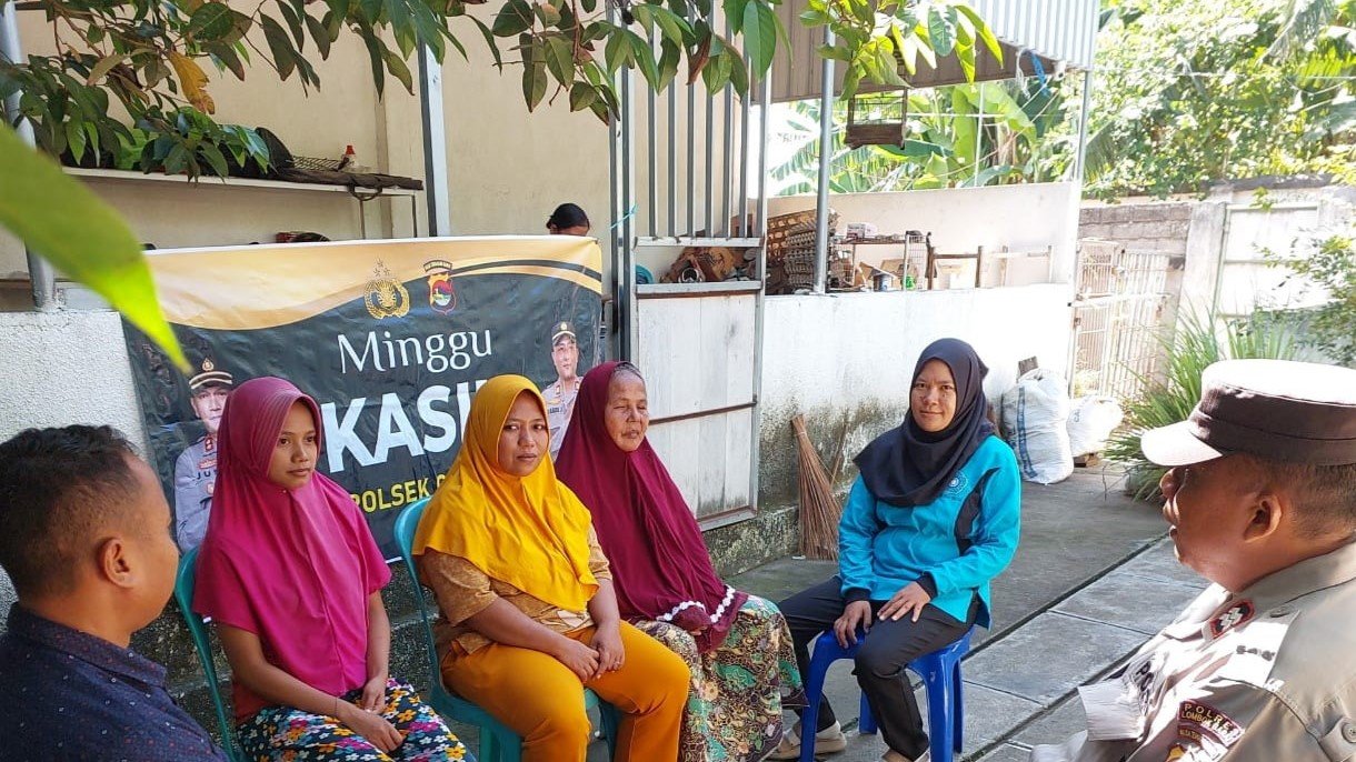 Polsek Gerung Gelar Program Minggu Kasih di Dusun Beleke