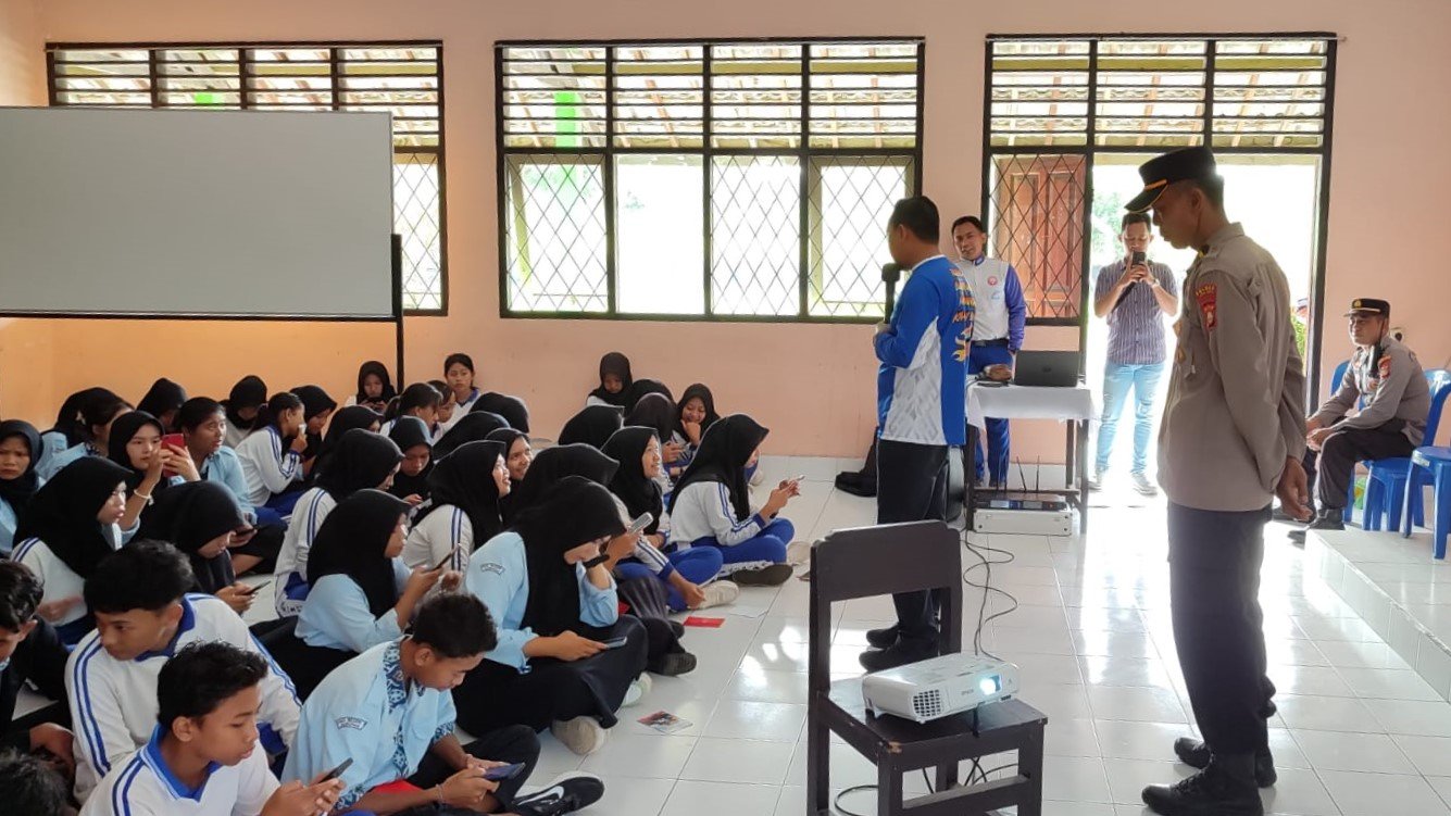 Polsek Kuripan Gelar Safety Riding dan Edukasi bagi Siswa SMAN 1 Kuripan