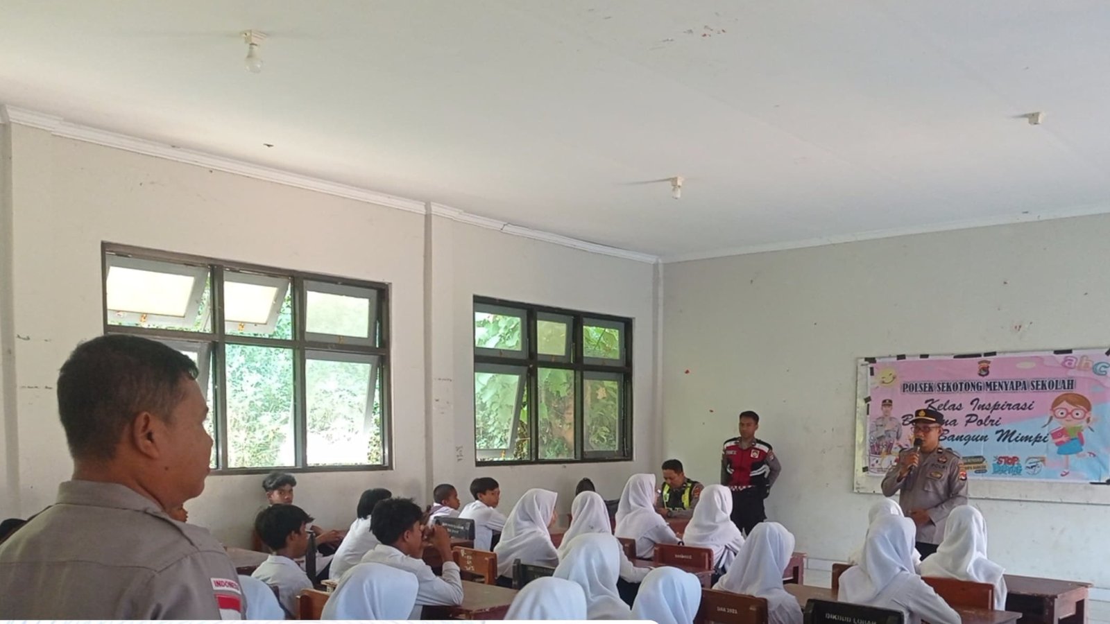 Polsek Sekotong Menyapa Sekolah