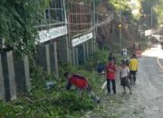 Gotong Royong Aparatur Desa dan Kapolsek Batulayar Bersihkan Jalan Raya, Lalu Lintas Lancar